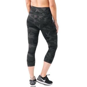 ZYIA Women's size 12 Forest Camo Camouflage Luxe Hi-Rise Capri Leggings 20"